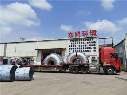 東鴻請來吊車發貨，一天發4車廢氣處理設備，車車都是17.5米大拖頭